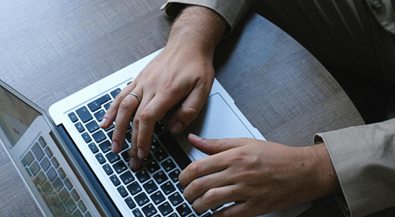 contacto_ mano computadora